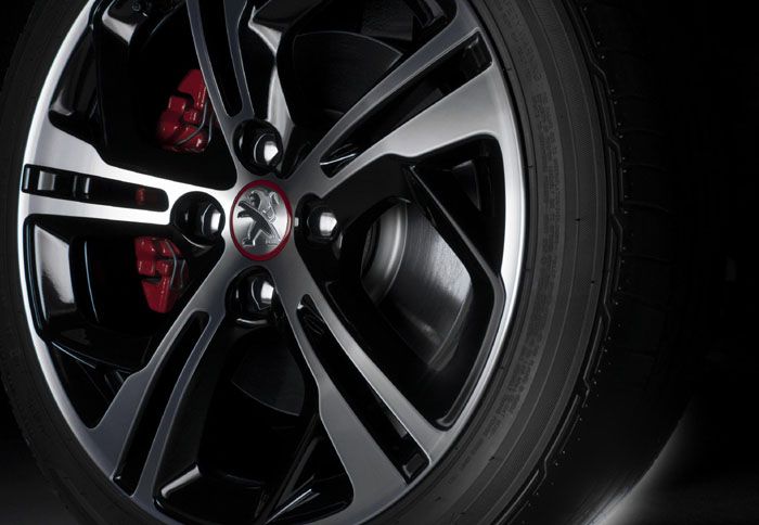 Για ακαριαίες επιβραδύνσεις φροντίζουν τα πανίσχυρα δισκόφρενα της Brembo (διαμέτρου 302 χιλιοστών εμπρός και 249 πίσω) με τις κατακόκκινες δαγκάνες. 